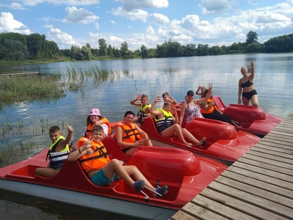 Учні Redfox Homeschool під час каякінгу на озері