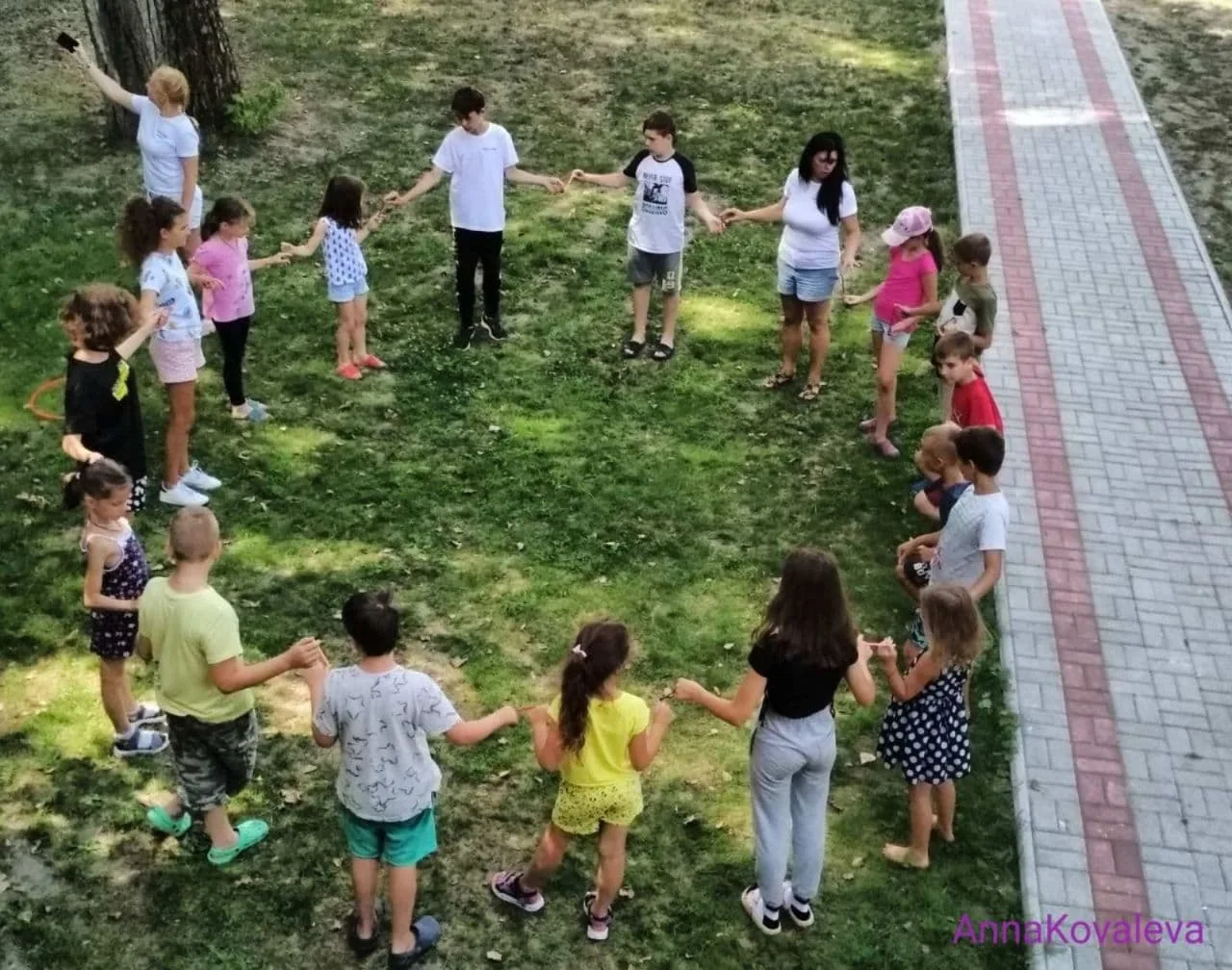 Командна гра учнів на природі