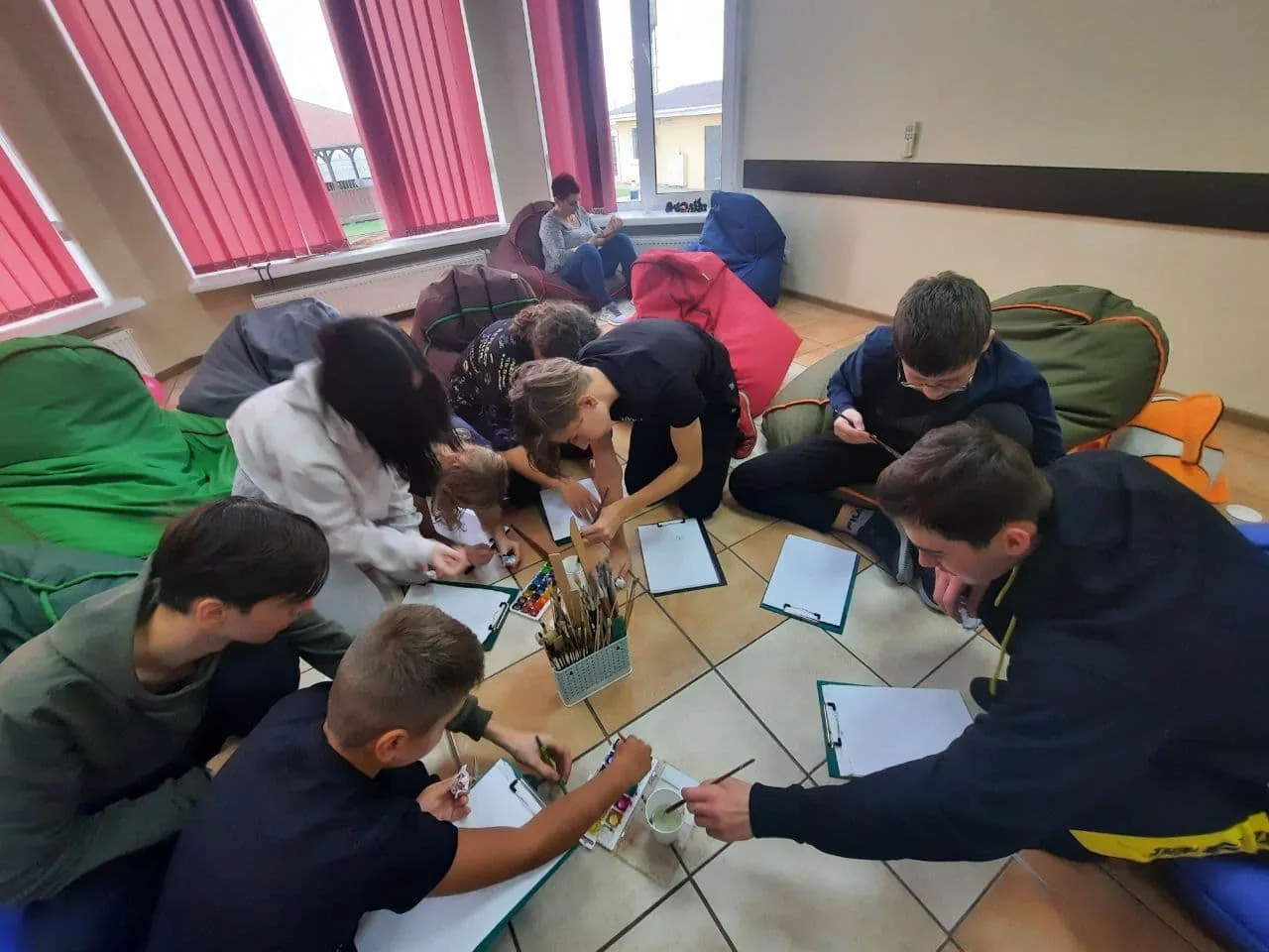 Творче заняття учнів Redfox Homeschool у приміщенні
